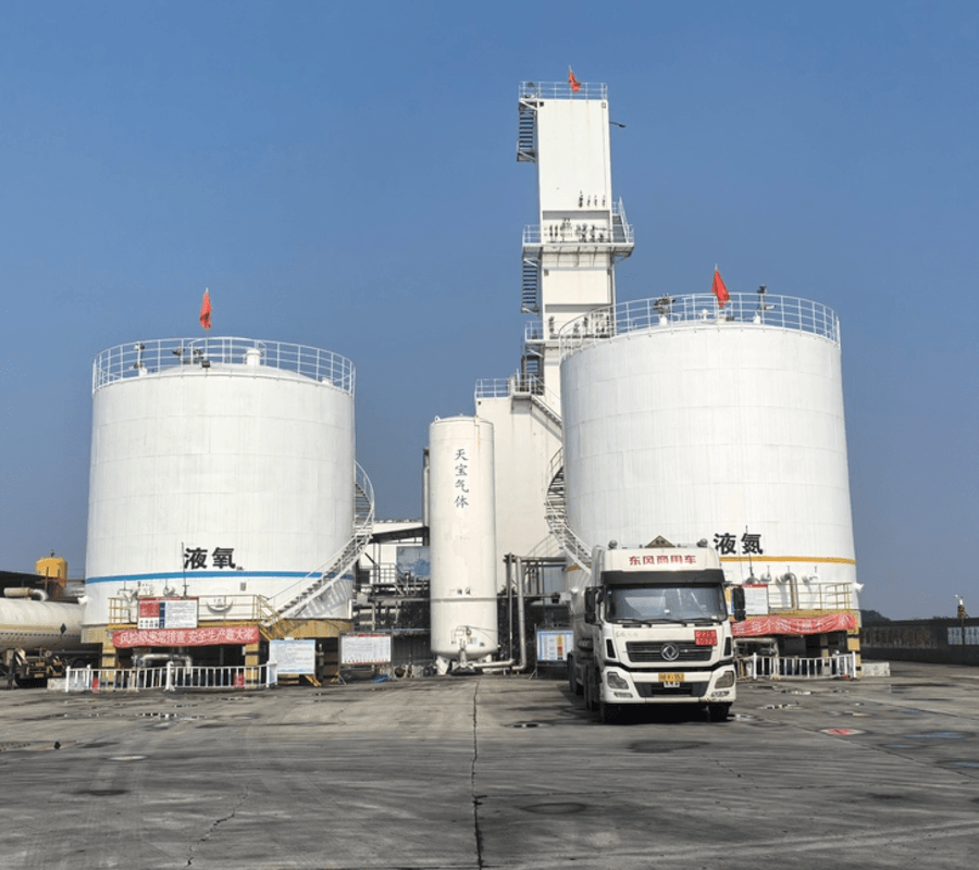 100 TPD liquid oxygen plant with liquid oxygen and liquid nitrogen storage tanks