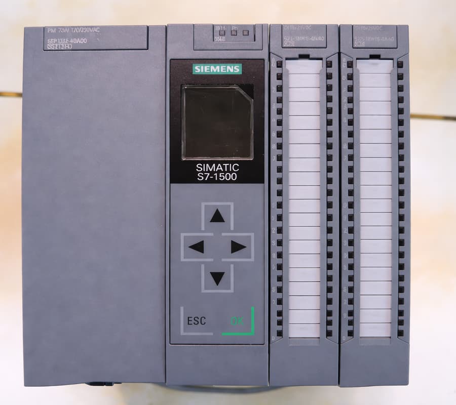 Siemens S7-1500 CPU module with I O modules
