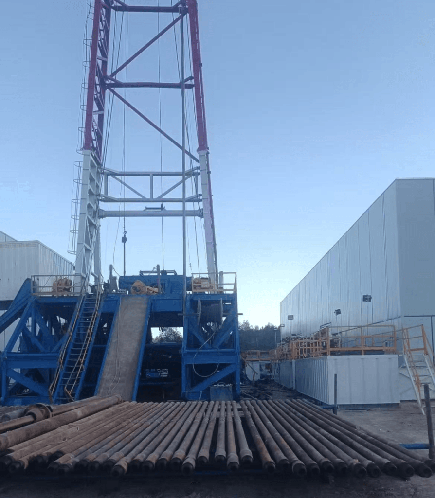 ZJ30DB 3000m land drilling rig with derrick and drill pipes on site